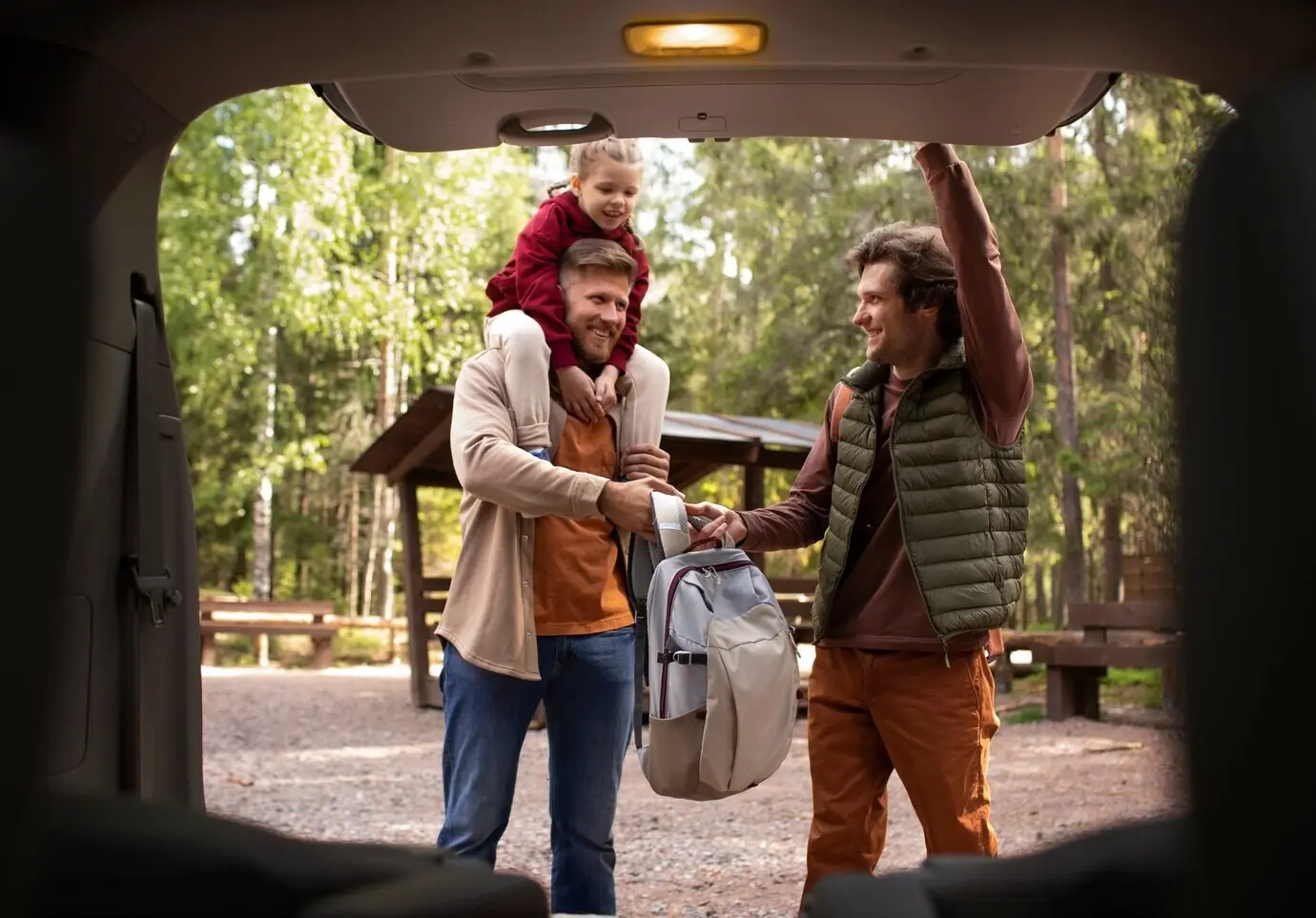 Ein Mädchen genießt mit seinen Vätern eine Familienreise.