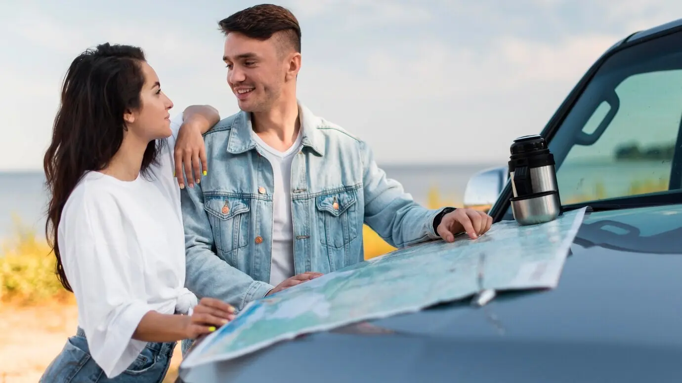 Seitenansicht eines Paares, das einander ansieht