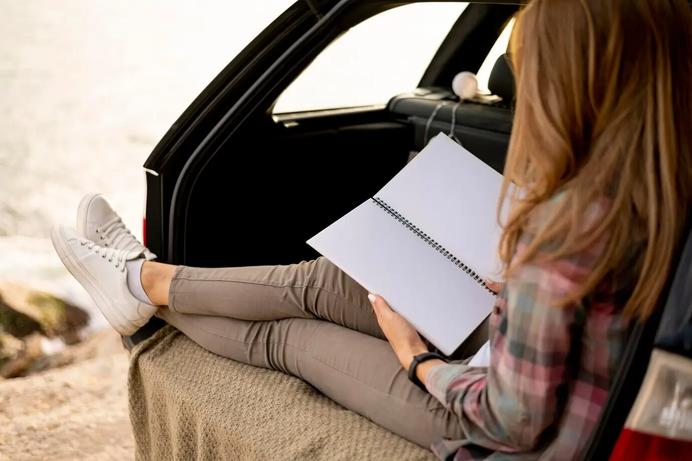 Eine junge Frau genießt einen Roadtrip.